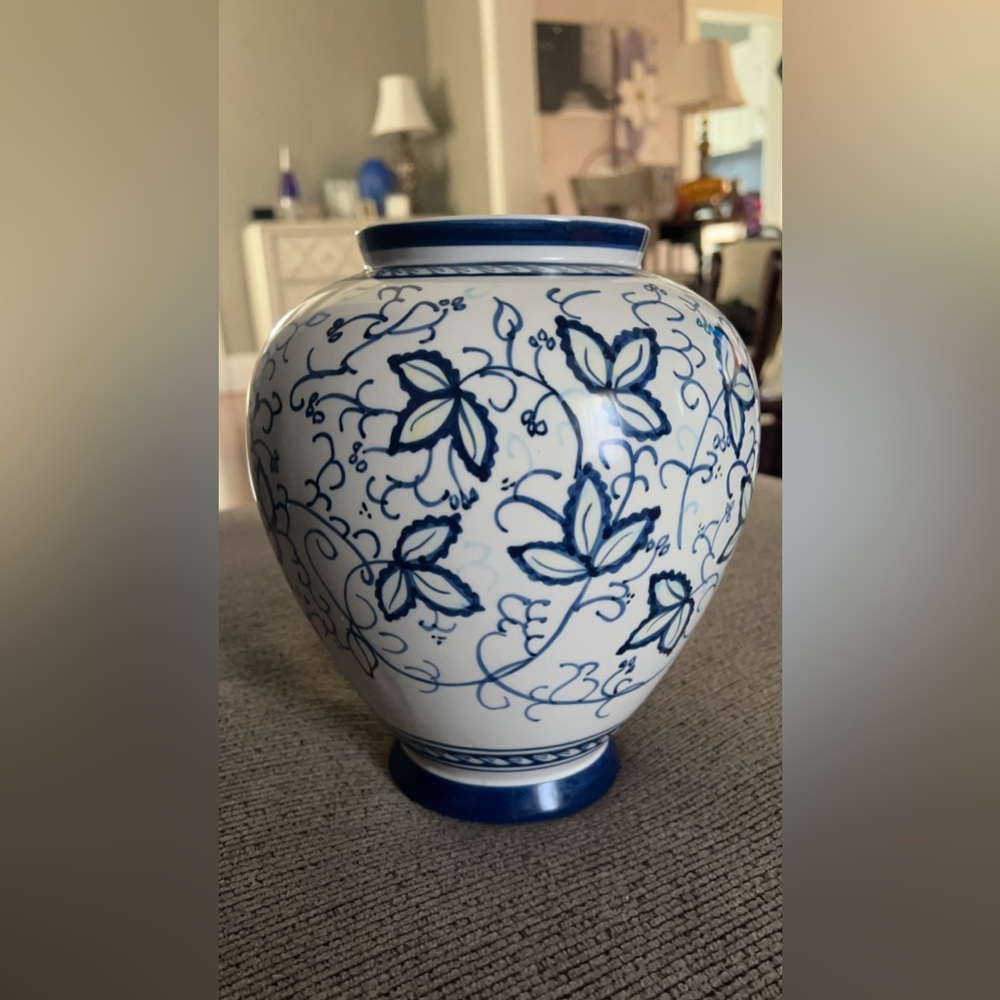 ‼️SOLD‼️Vintage Chinese Export Blue & White Porcelain Vase